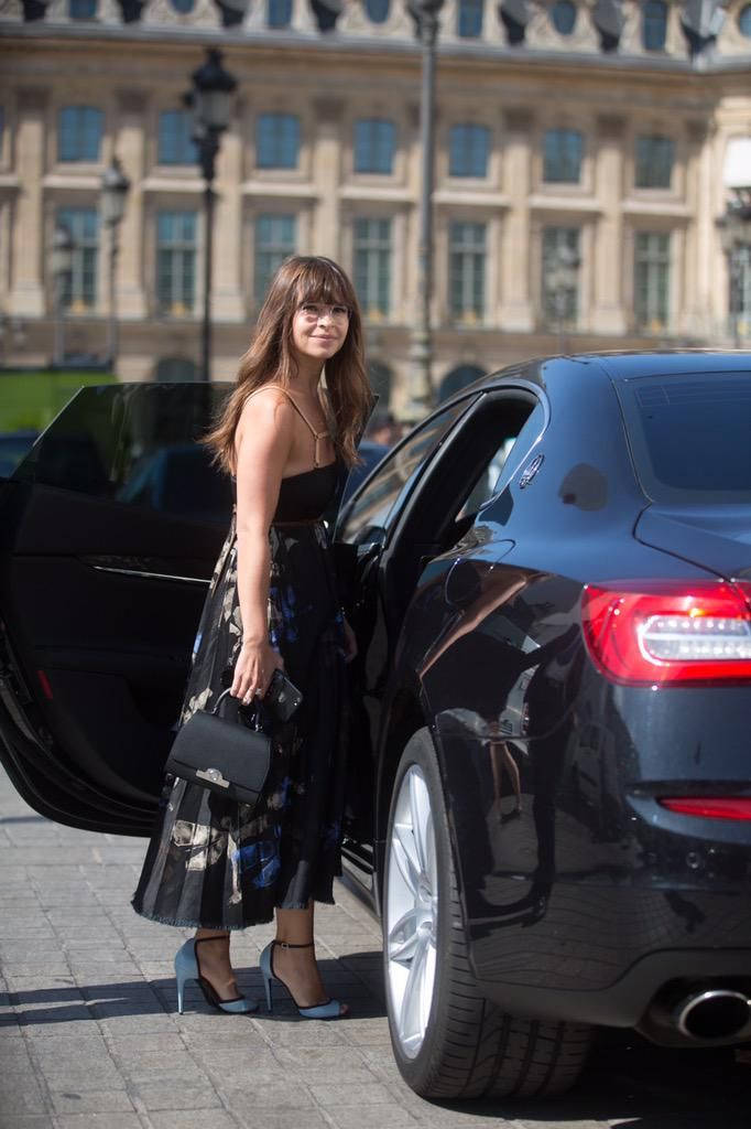 Fashionista Miroslava Duma Strolling With Her Elegant Moynat Bag Background