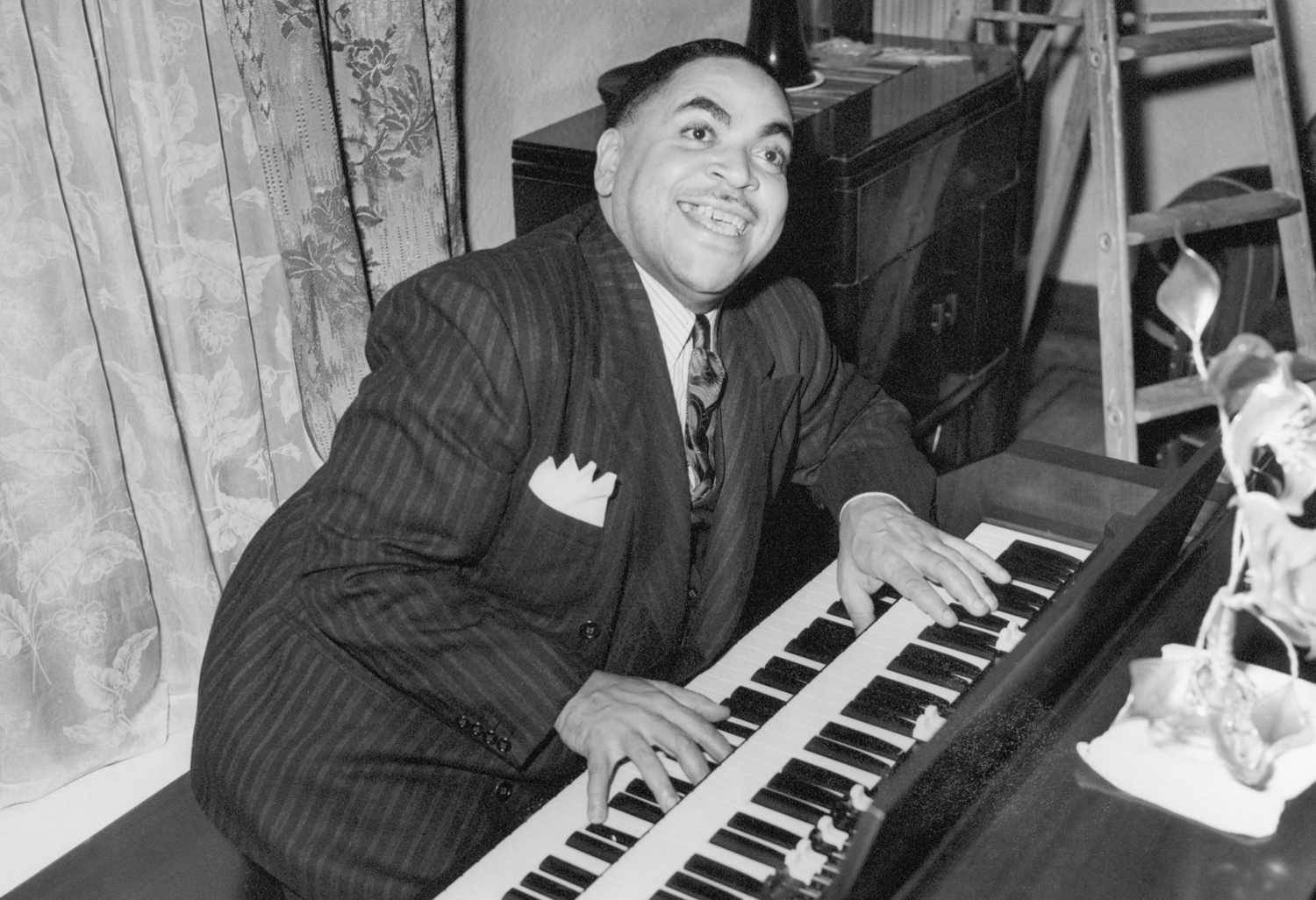 Fats Waller Performing The Jitterbug Waltz In 1942 Background