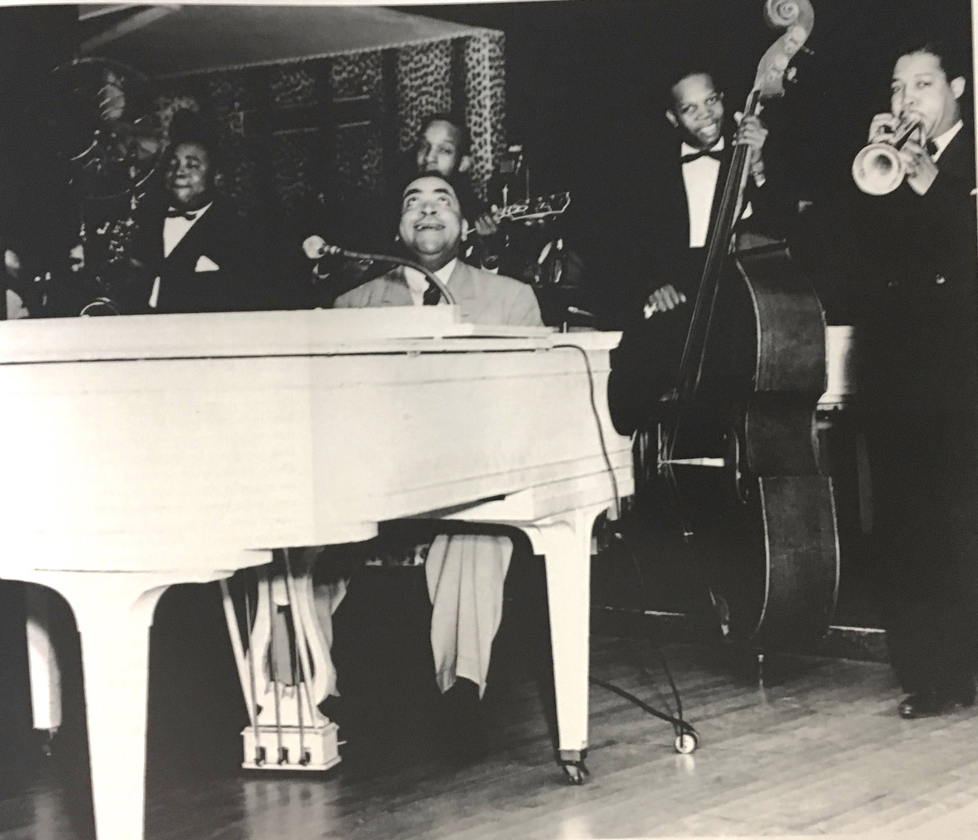 Fats Waller With Band In 1940 Background