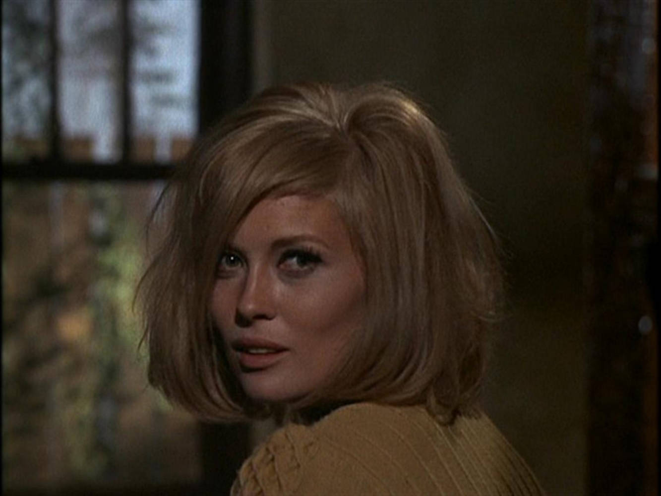 Faye Dunaway As Bonnie Parker In 1967 Movie Background