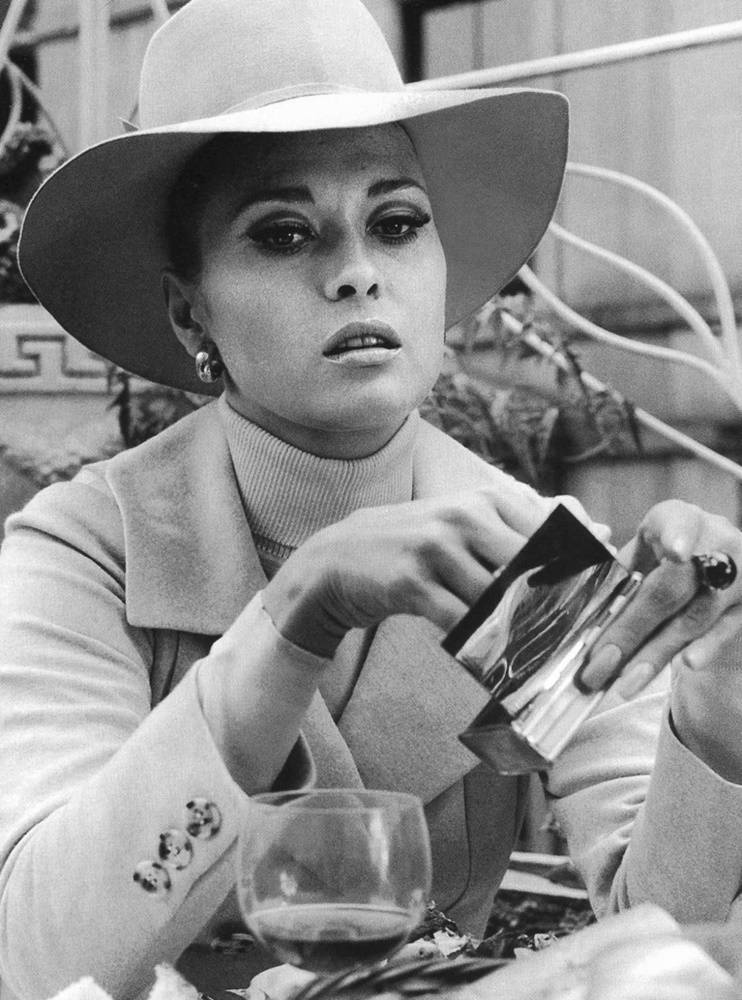 Faye Dunaway As Psychiatrist In The Thomas Crown Affair Movie