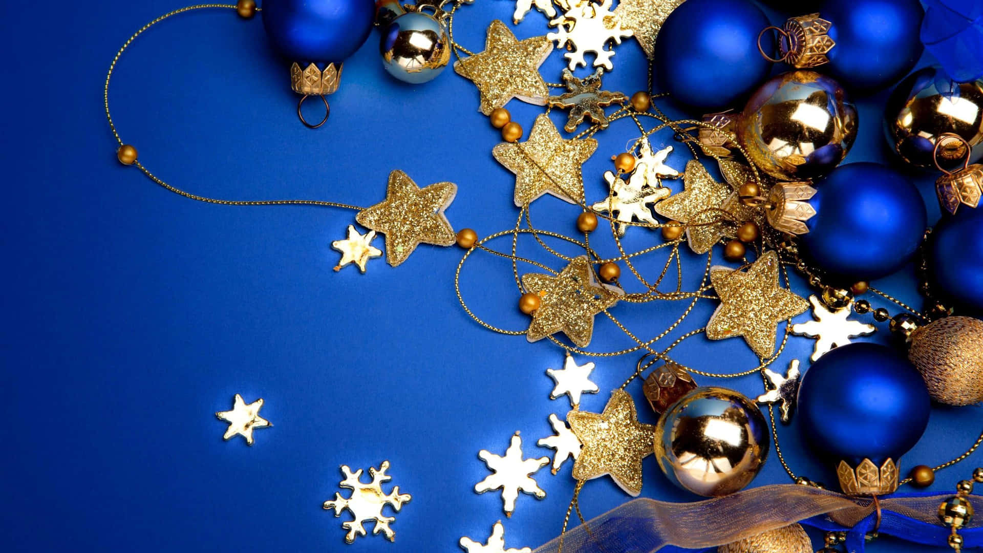 Feel The Peace And Tranquility Of The Season With This Beautiful, Blue Christmas. Background