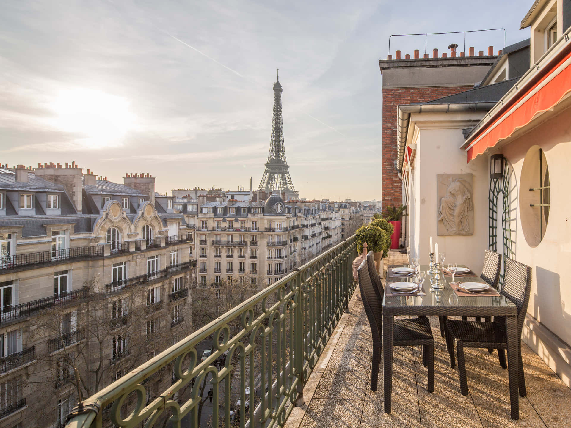 Feel The Romance In Paris Background