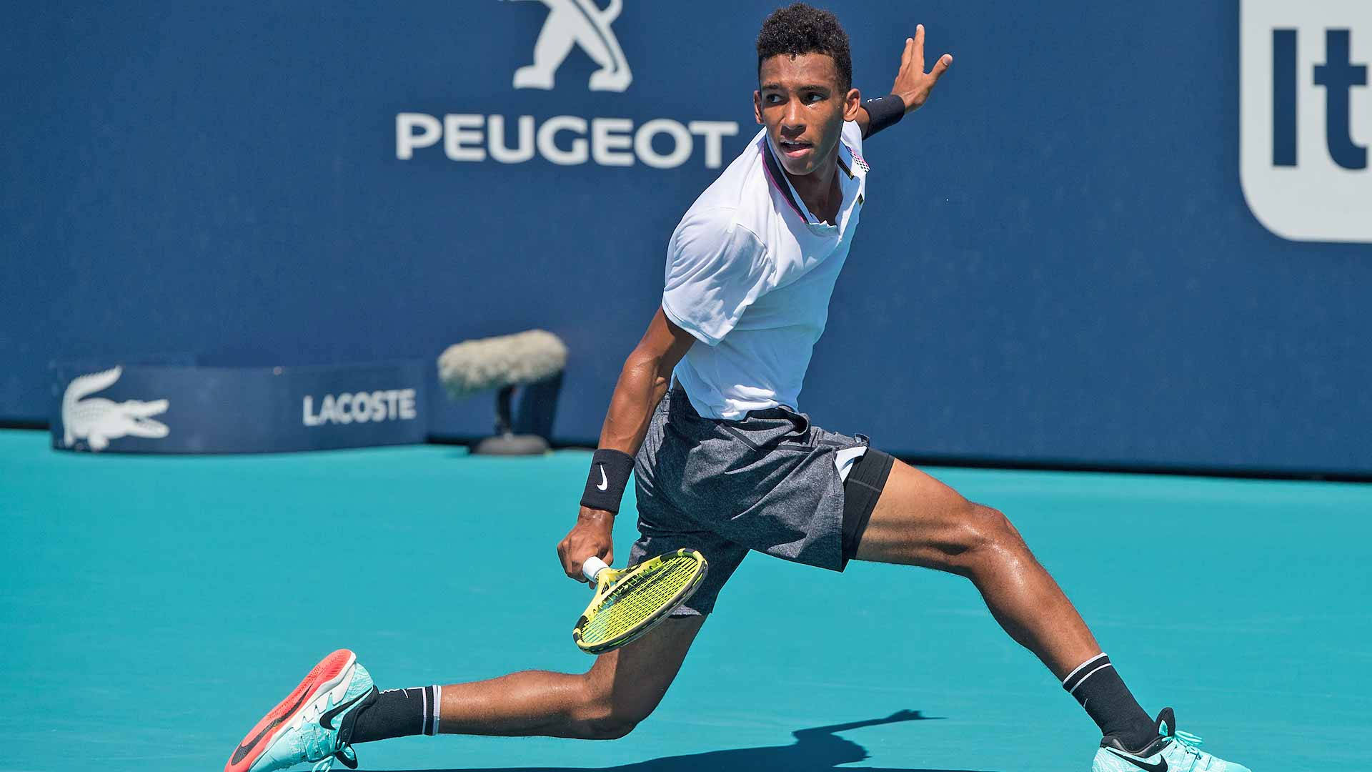 Felix Auger-aliassime Looking Over His Shoulder On The Tennis Court