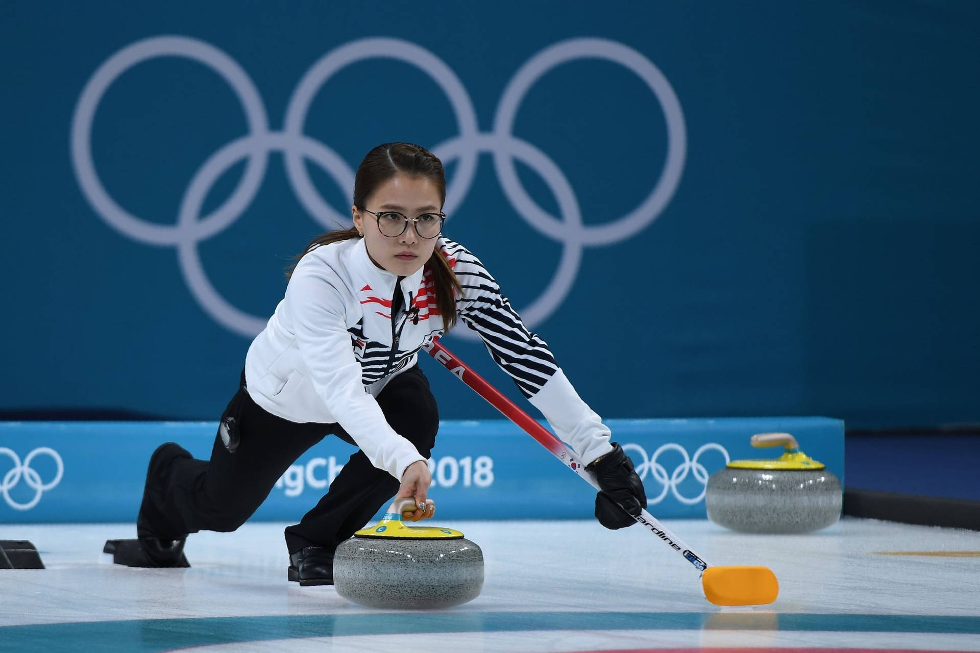 Female Curling Athlete At The Winter Olympics Background