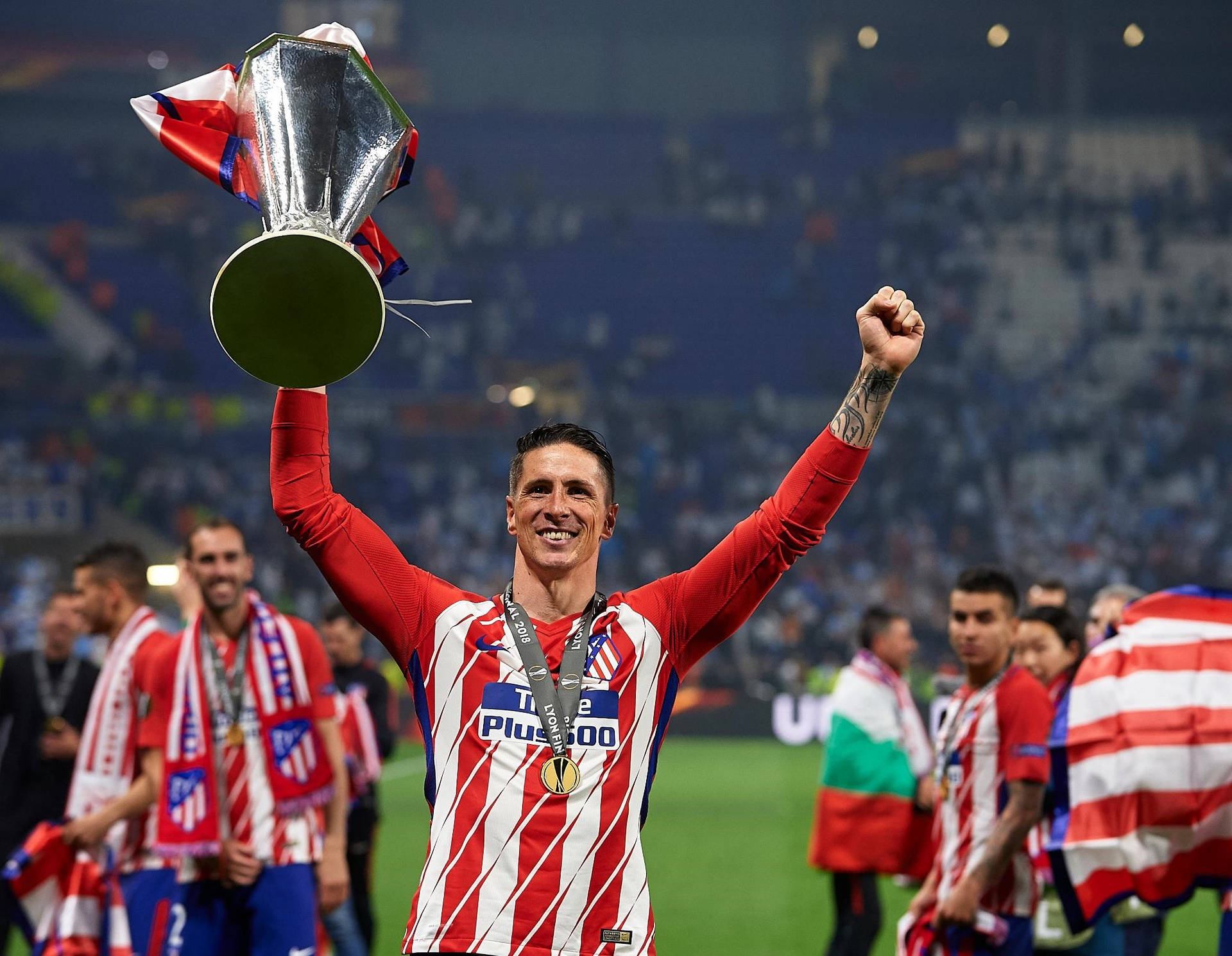 Fernando Torres With A Trophy Background