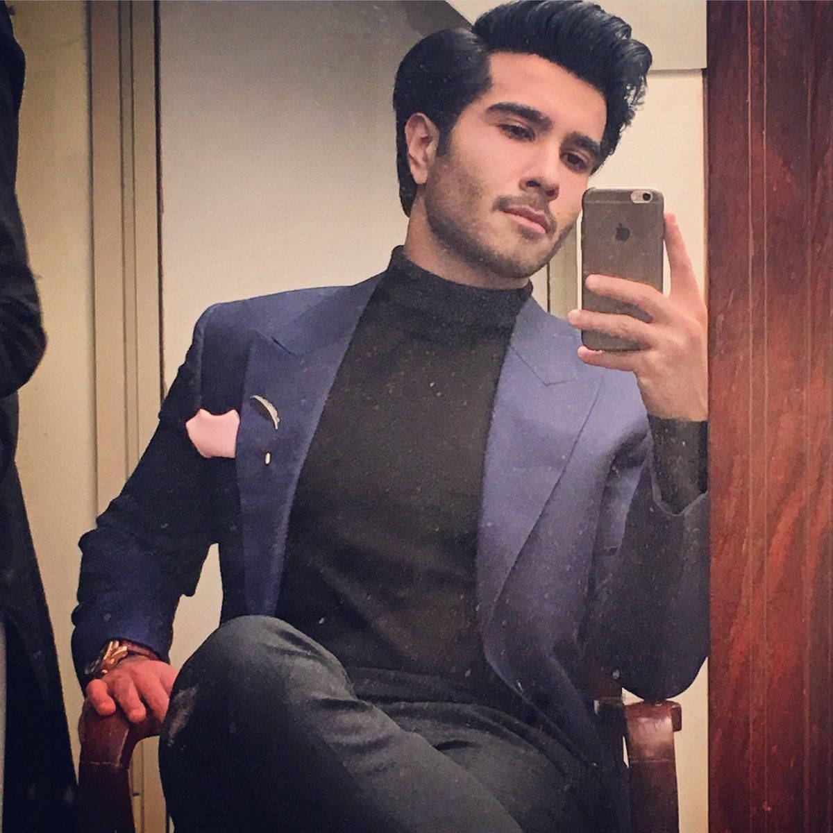 Feroz Khan's Stylish Mirror Selfie Background