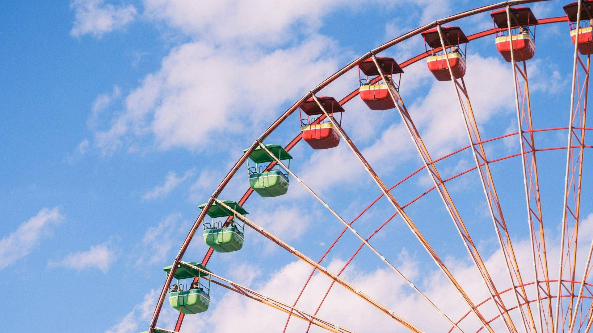 Ferris Wheel With Green And Red Pods Background