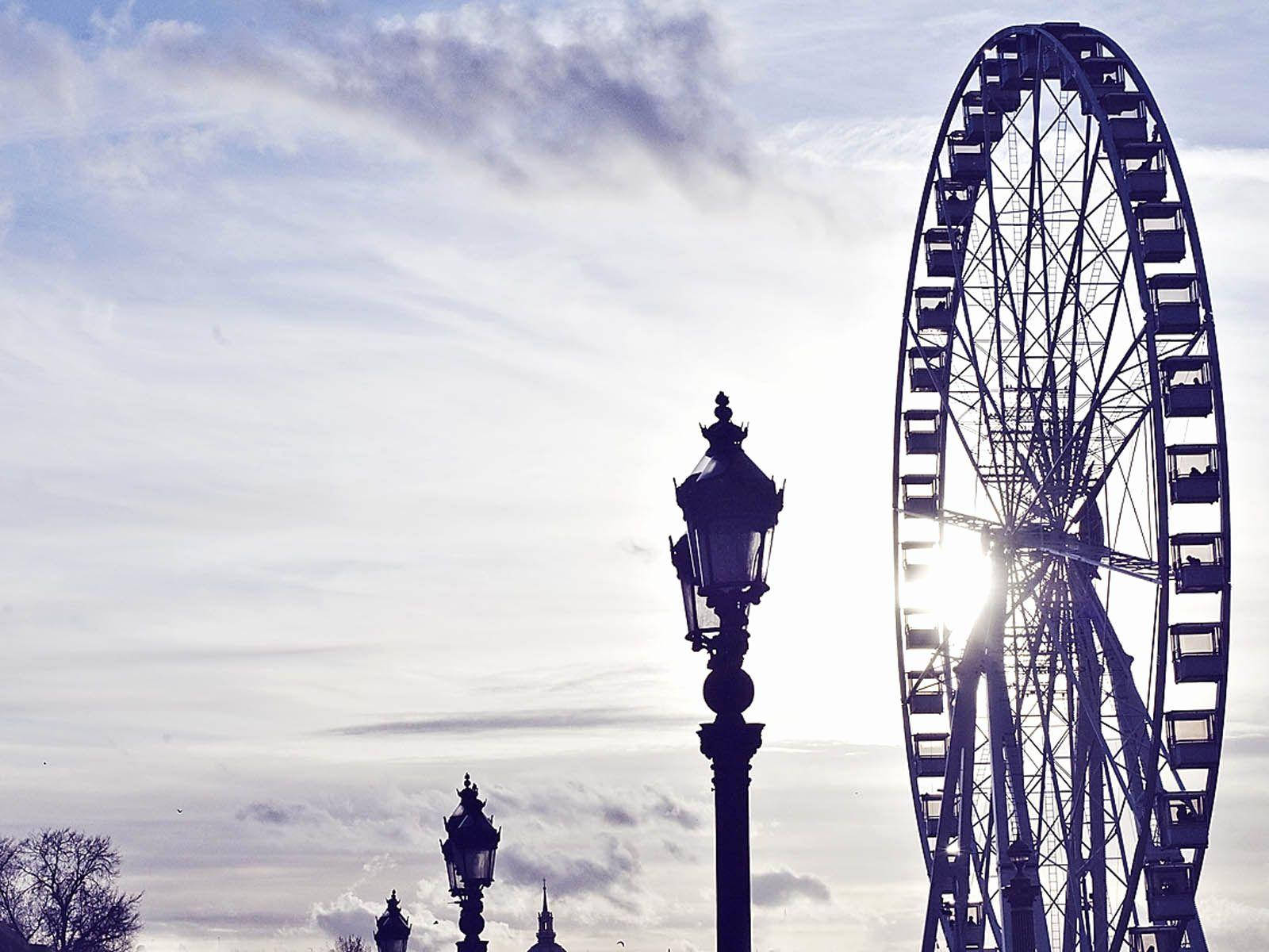 Ferris Wheel With Lamp Posts Background