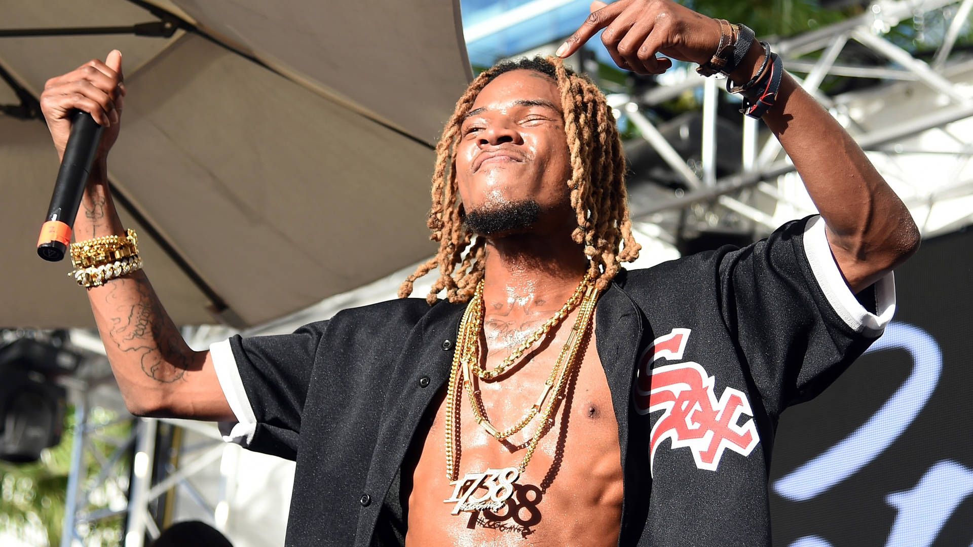 Fetty Wap Dynamically Rapping On Stage Background