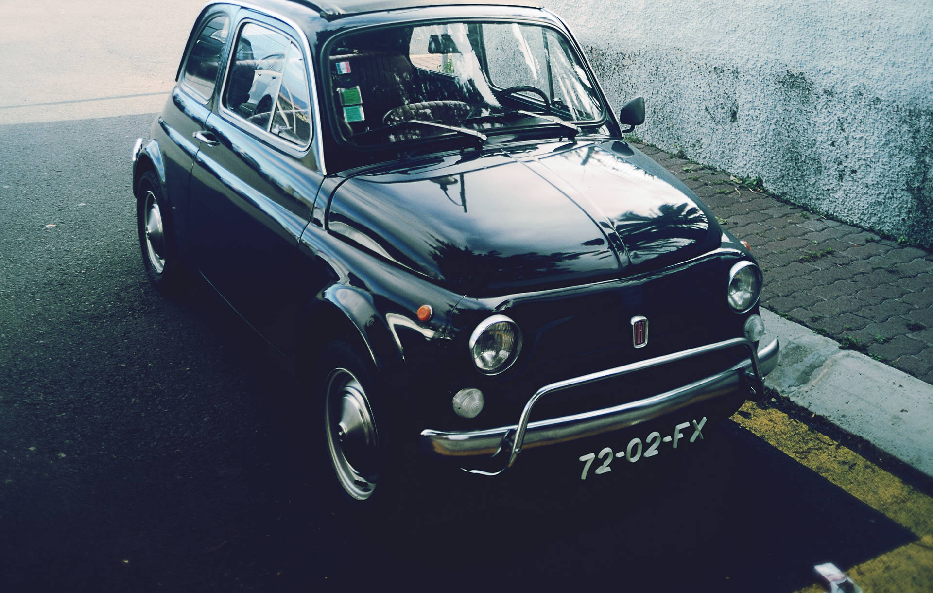 Fiat 500 L Vintage Black Background