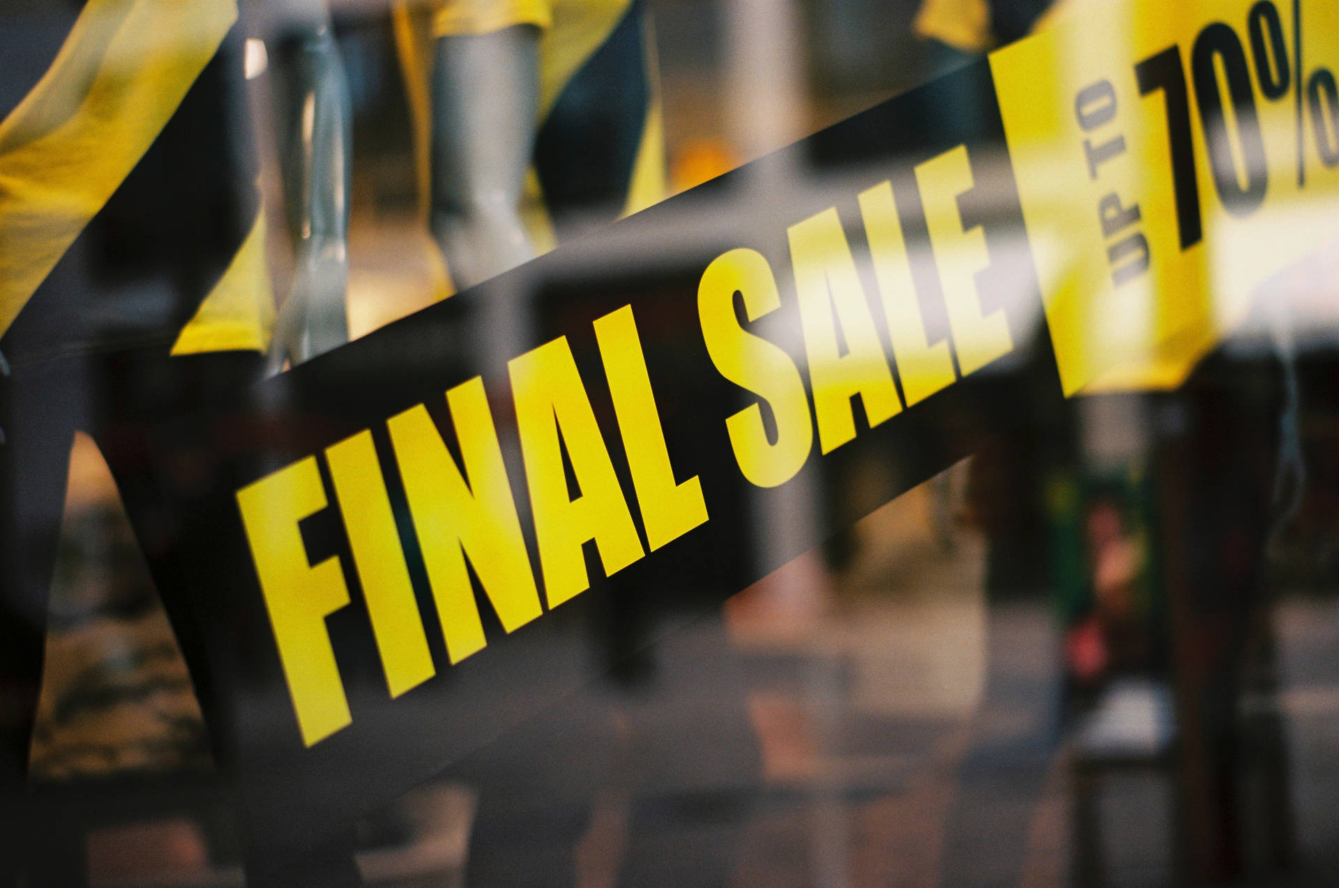 Final Sale Signage At A Retail Store Background