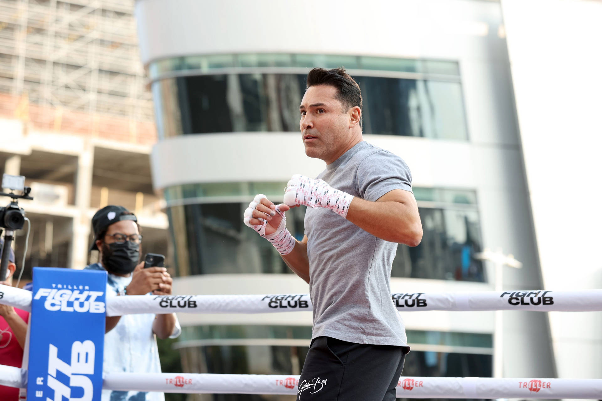 Fitness Dedication: Oscar De La Hoya During Training Session Background