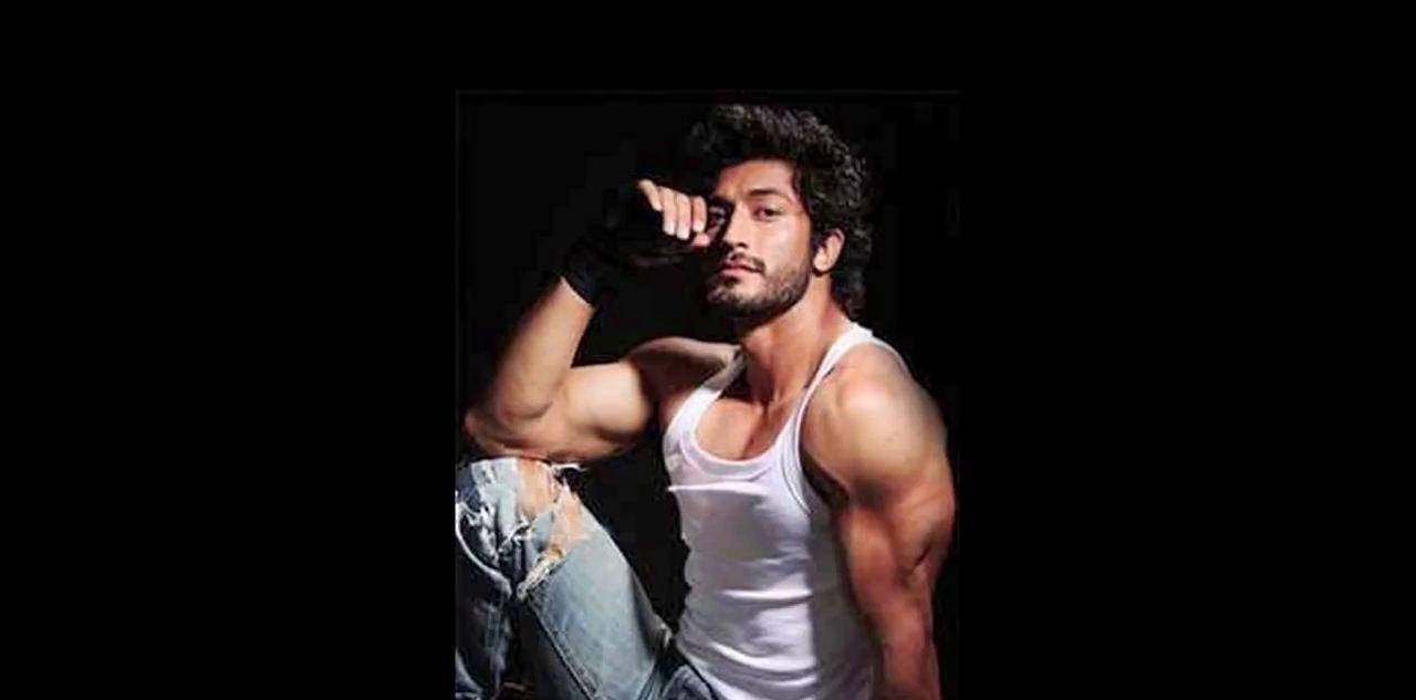 Fitness Icon Vidyut Jamwal Showcasing His Well-defined Physique Against A Black Background Background