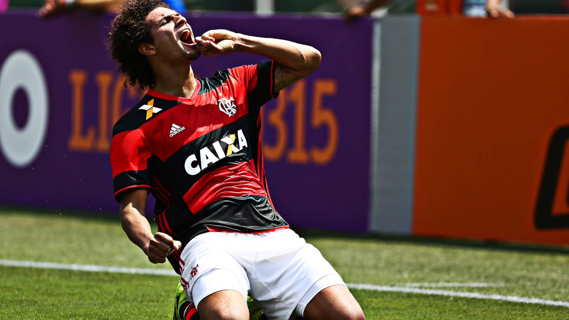 Flamengo Fc Star Player - Willian Arao In Action Background