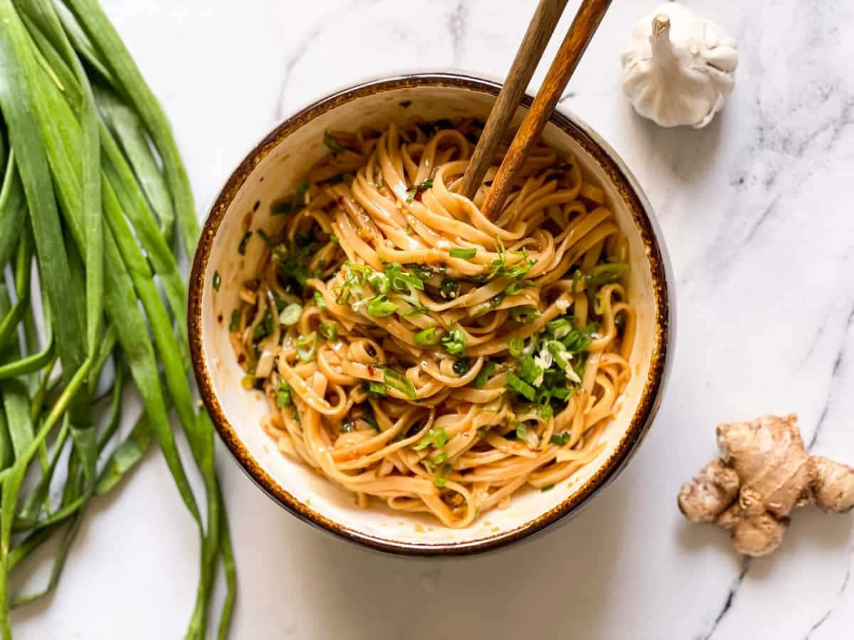 Flavorful Ginger Scallion Chili Oil Noodles Background