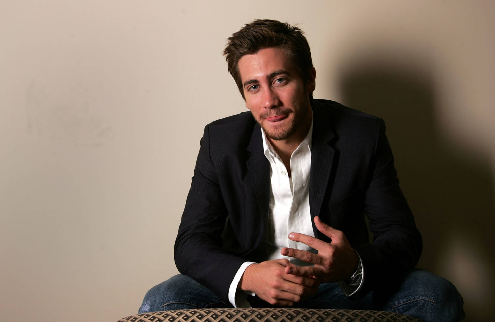 Flirty Jake Gyllenhaal Look Background