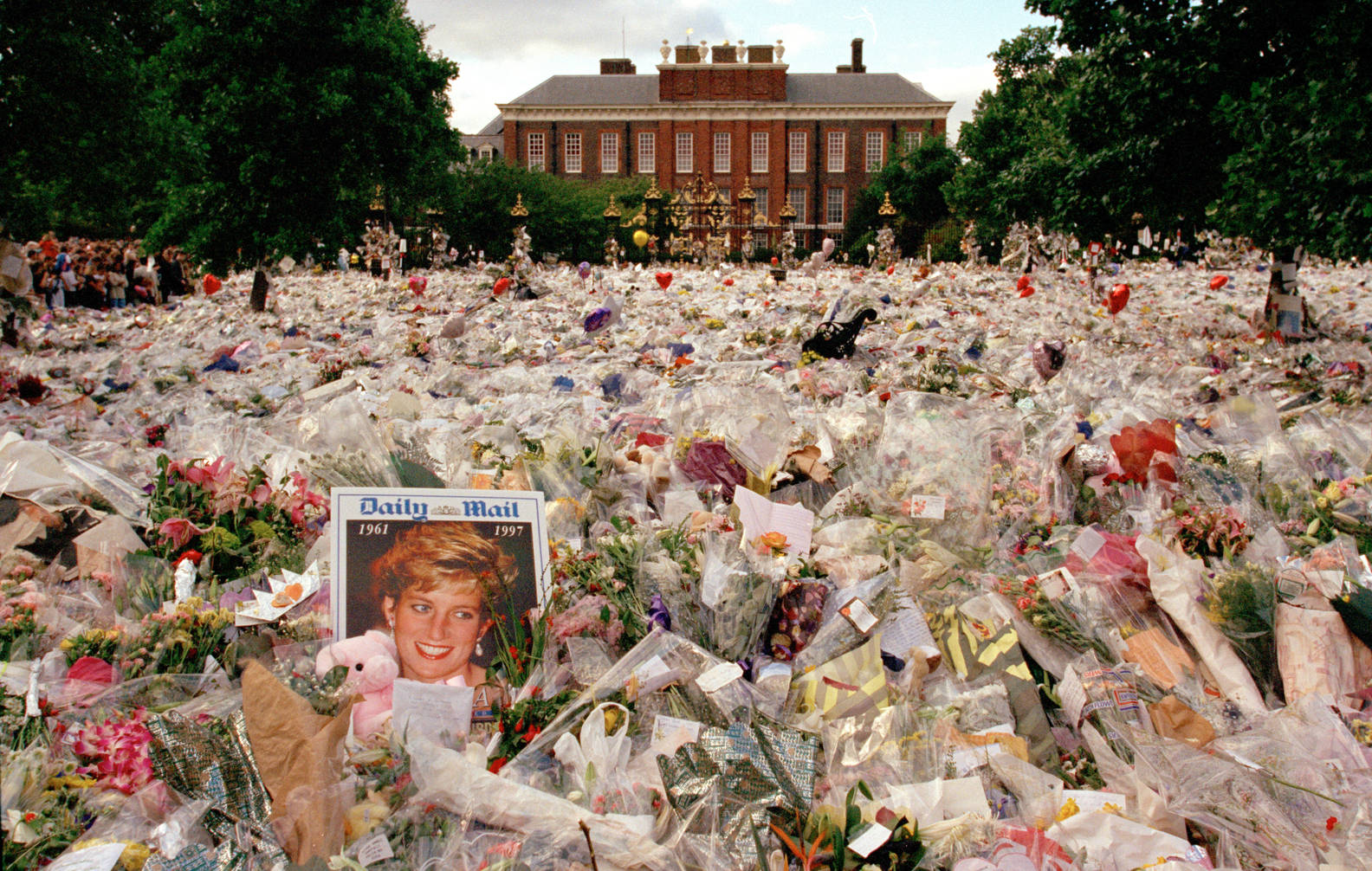 Flowers For Princess Diana Kensington Palace Background