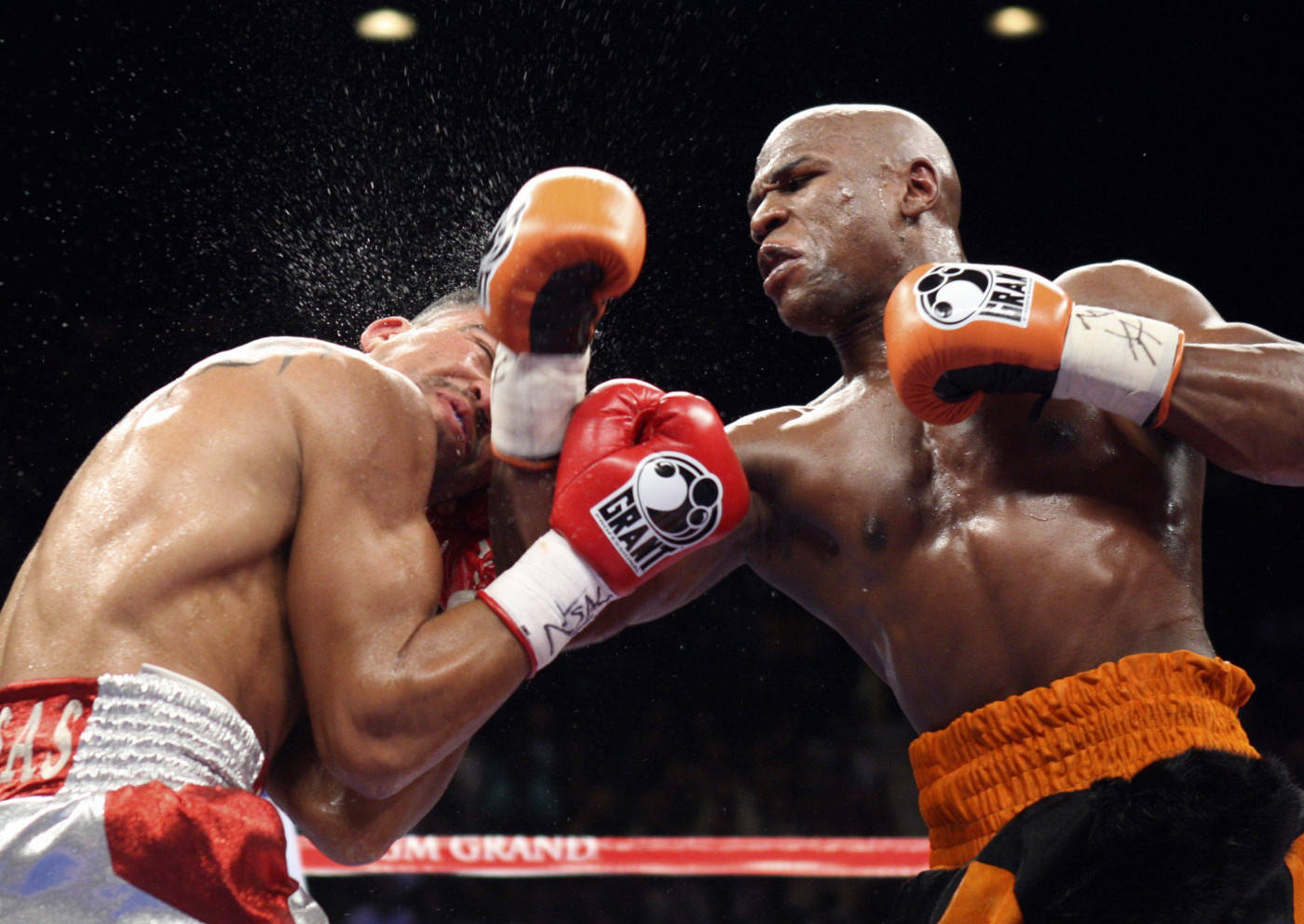 Floyd Mayweather Delivers A Brutal Hook