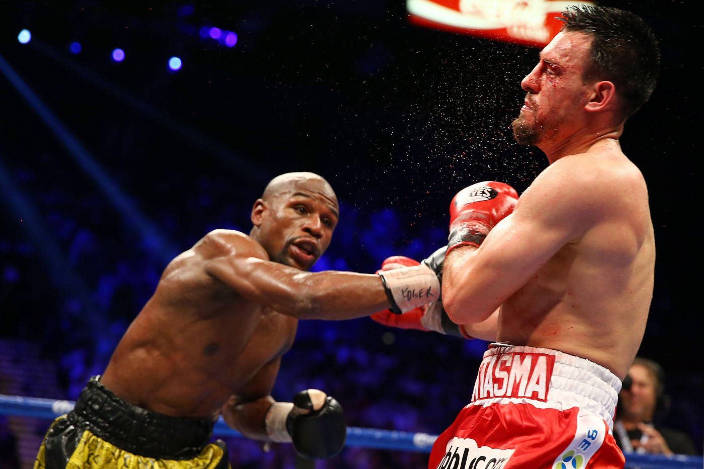 Floyd Mayweather Lands A Solid Hit Background