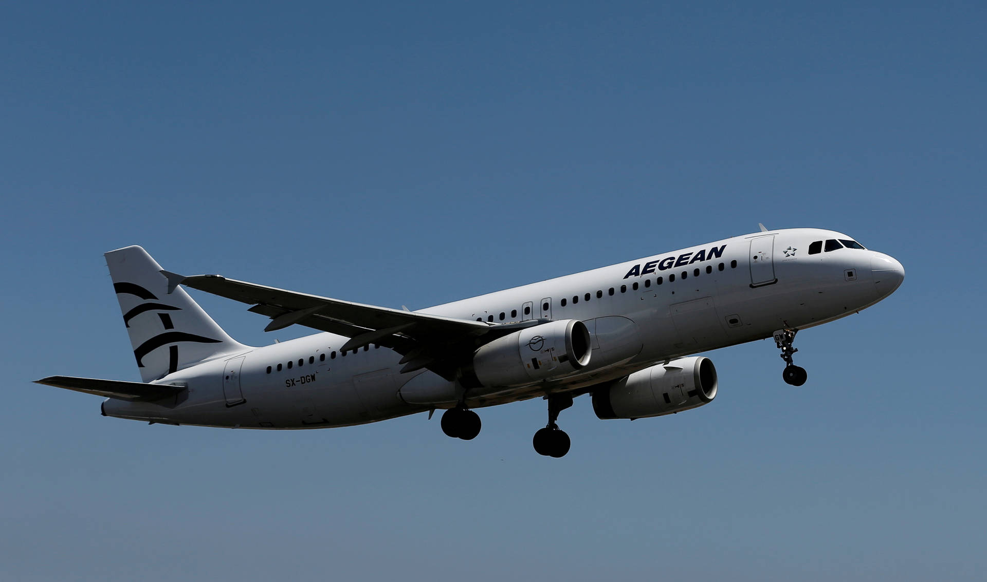 Flying Aegean Airlines Airbus A320-214 In Ombre Sky