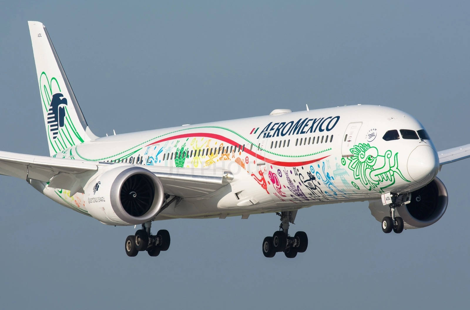 Flying Aeromexico Airline Boeing 787-9 Dreamliner Landing Gears