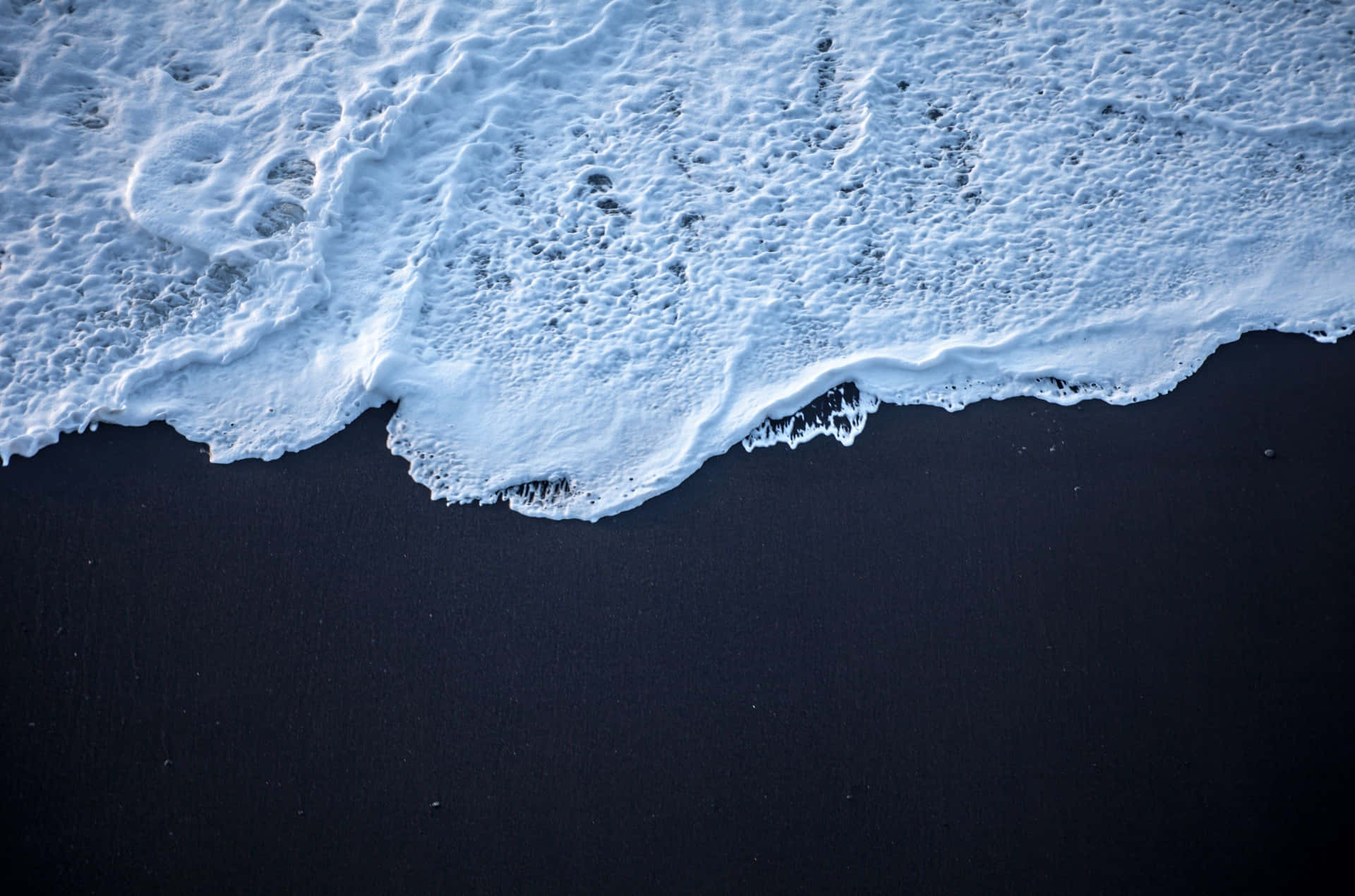 Foamy Wave In Iceland Desktop Background