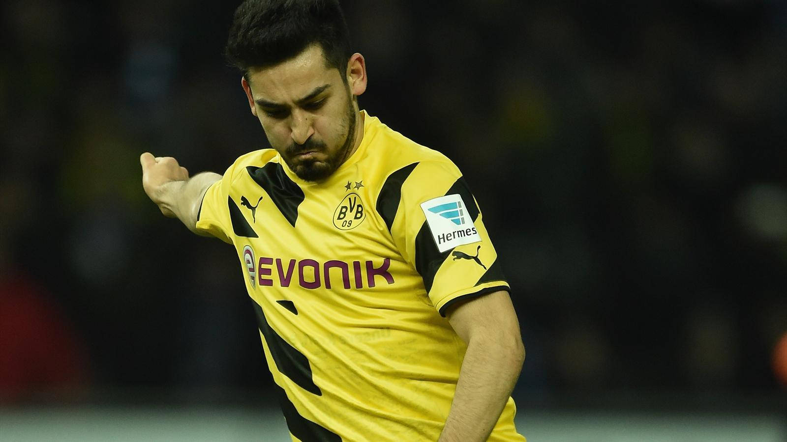 Focused Football Player Ilkay Gundogan Background