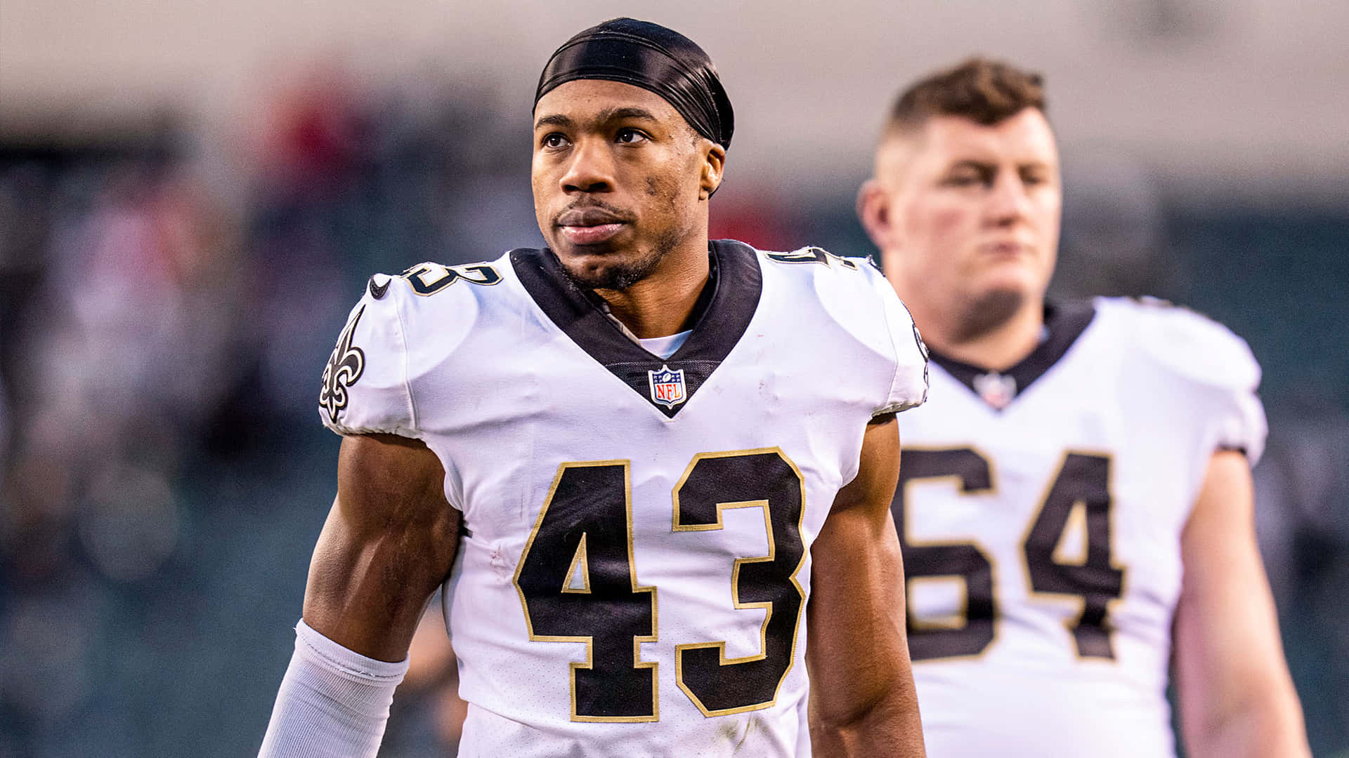 Focused Football Player Number43 Background