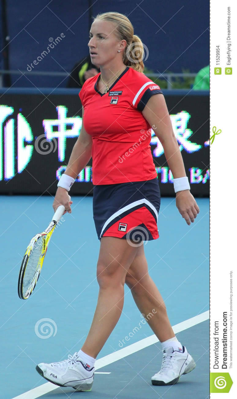 Focused Svetlana Kuznetsova Strolling On Tennis Court Background