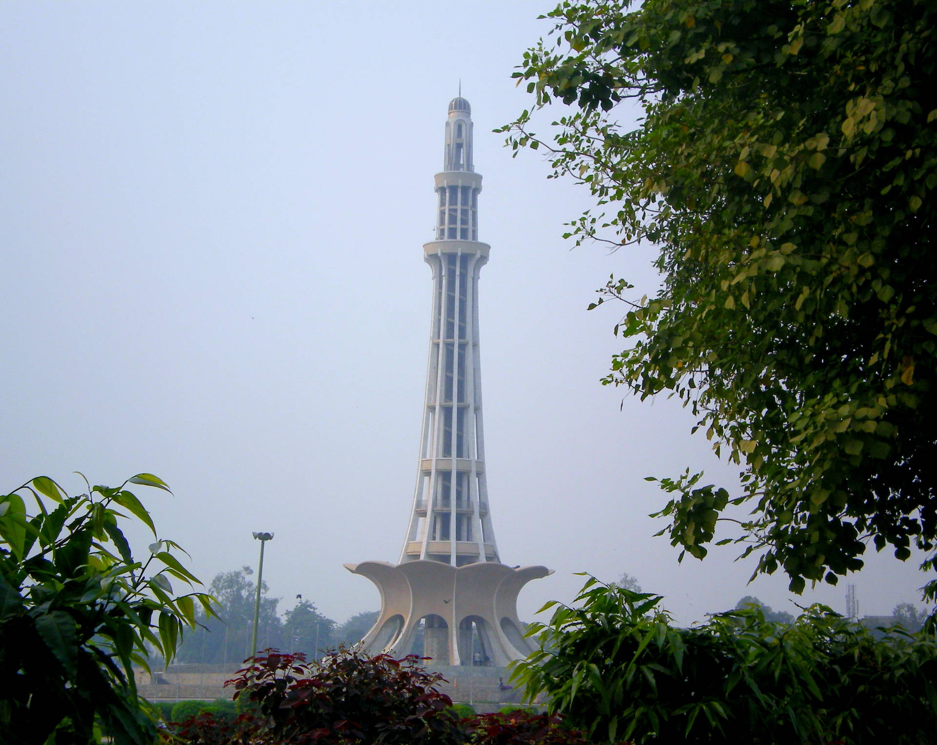 Foggy Morning At Minar-e-pakistan, Lahore Background