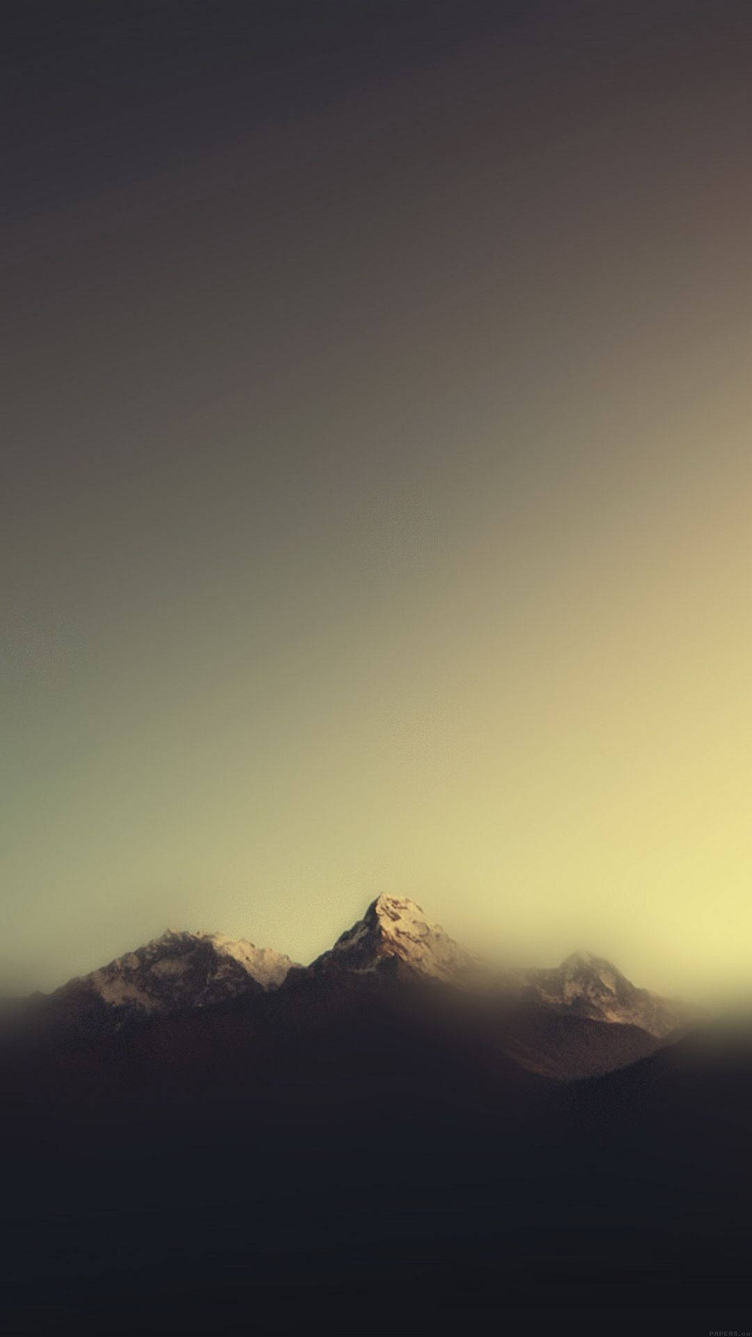 Foggy Mountain Aesthetic Iphone 11 Background