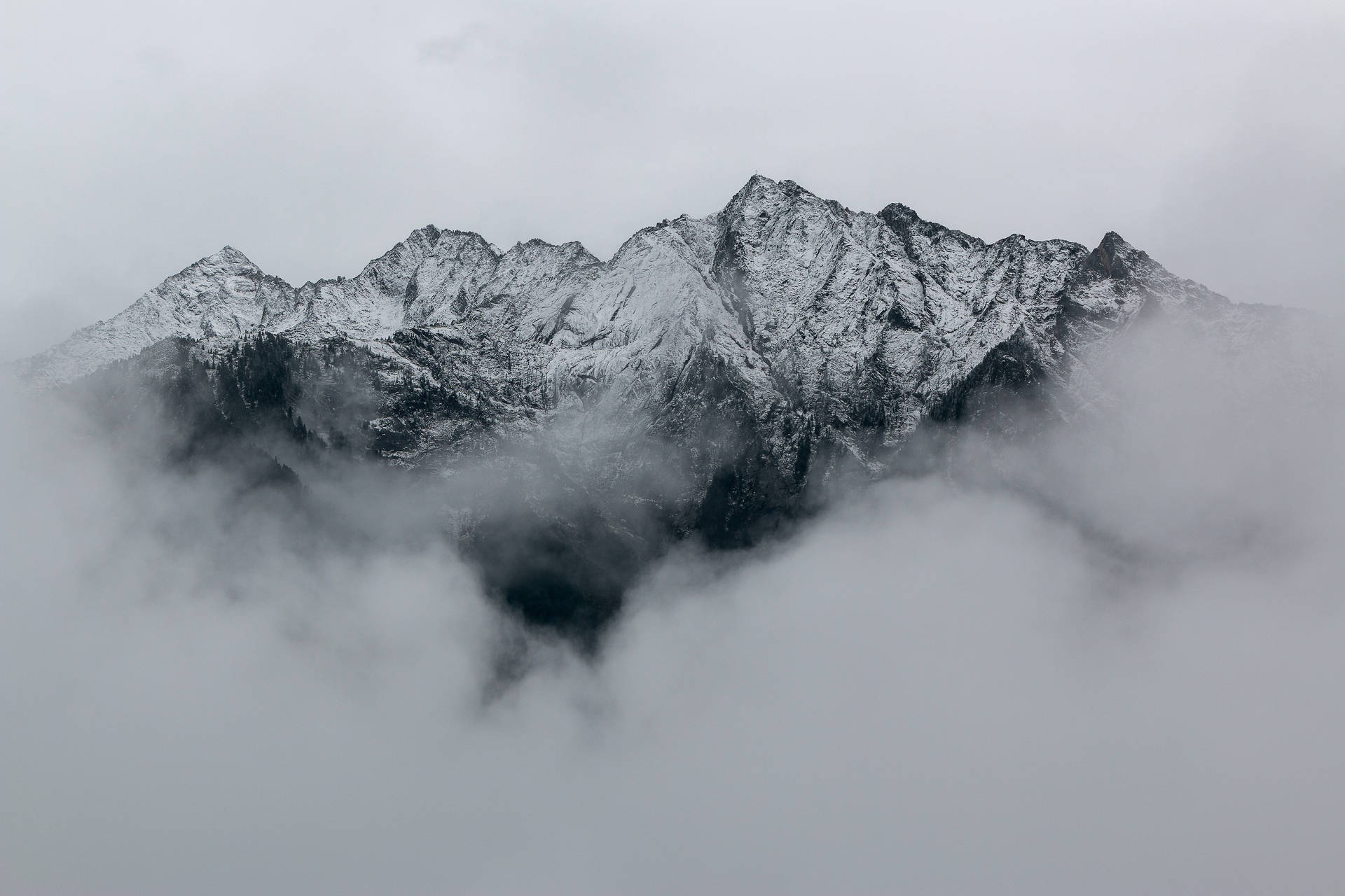 Foggy Mountain Peaks Mac 4k Background