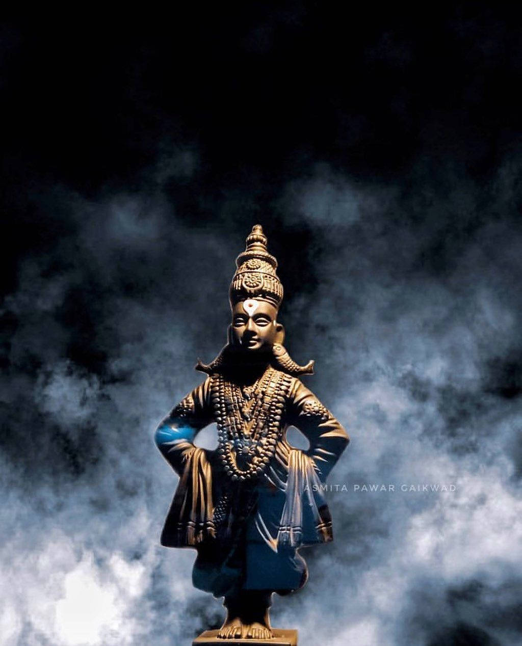 Foggy Vithu Mauli Statue Background