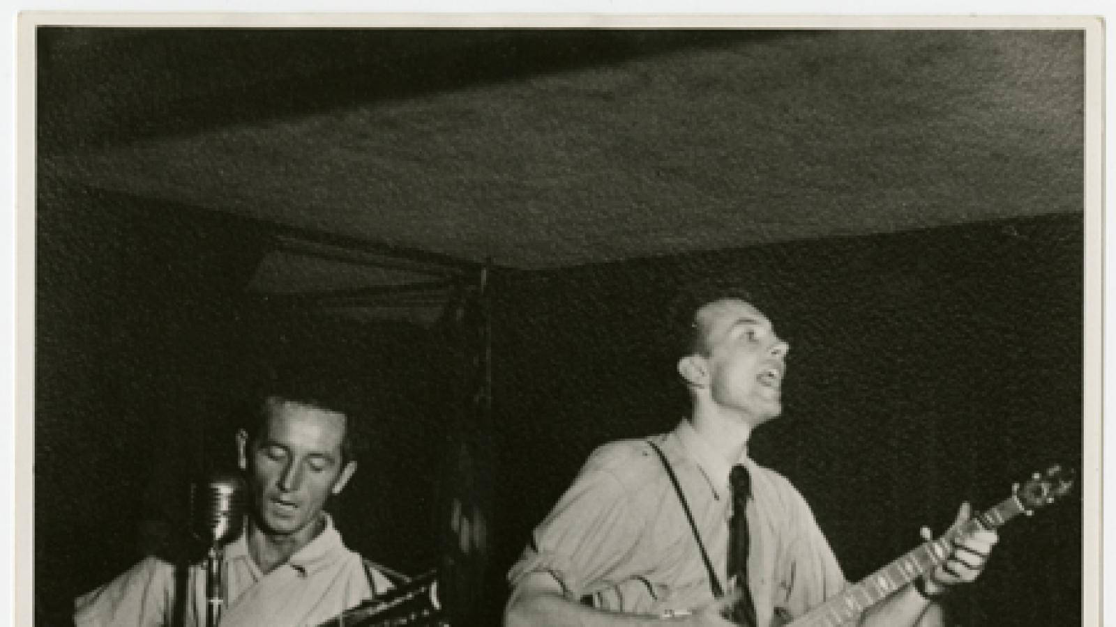 Folk Legends - Woody Guthrie And Pete Seeger Background