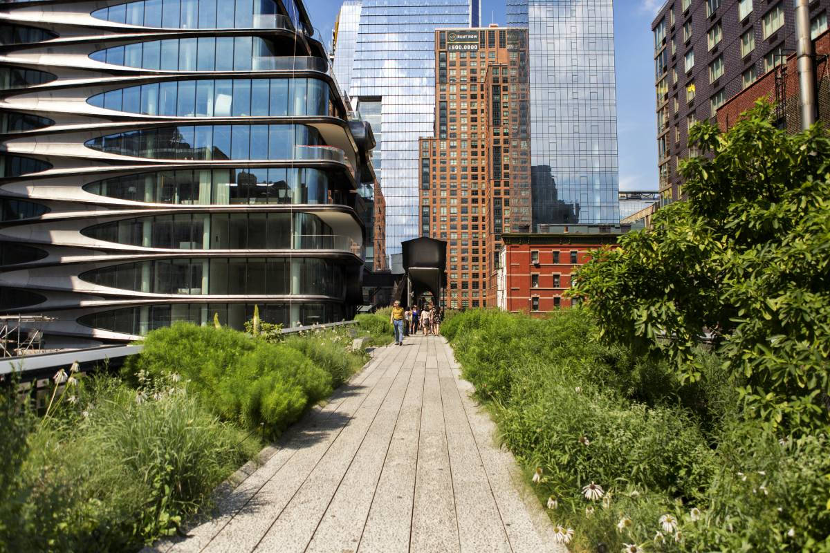 Folks Wandering In The High Line Background