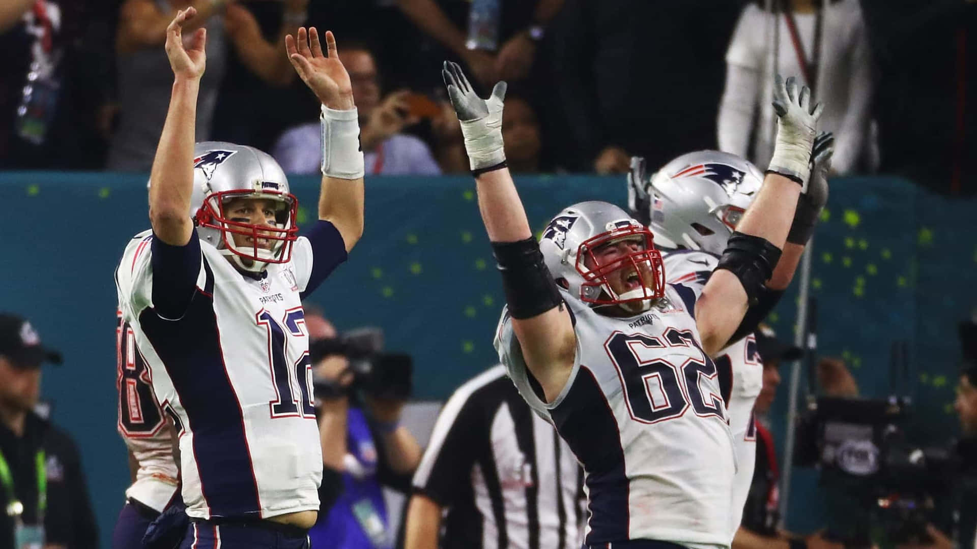Football Athletes Joe Thuney And Tom Brady Background