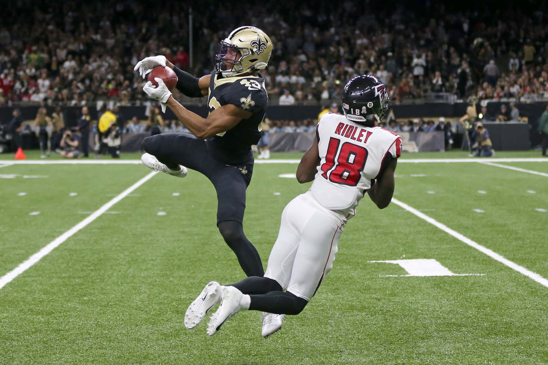 Football Catchin Action Background