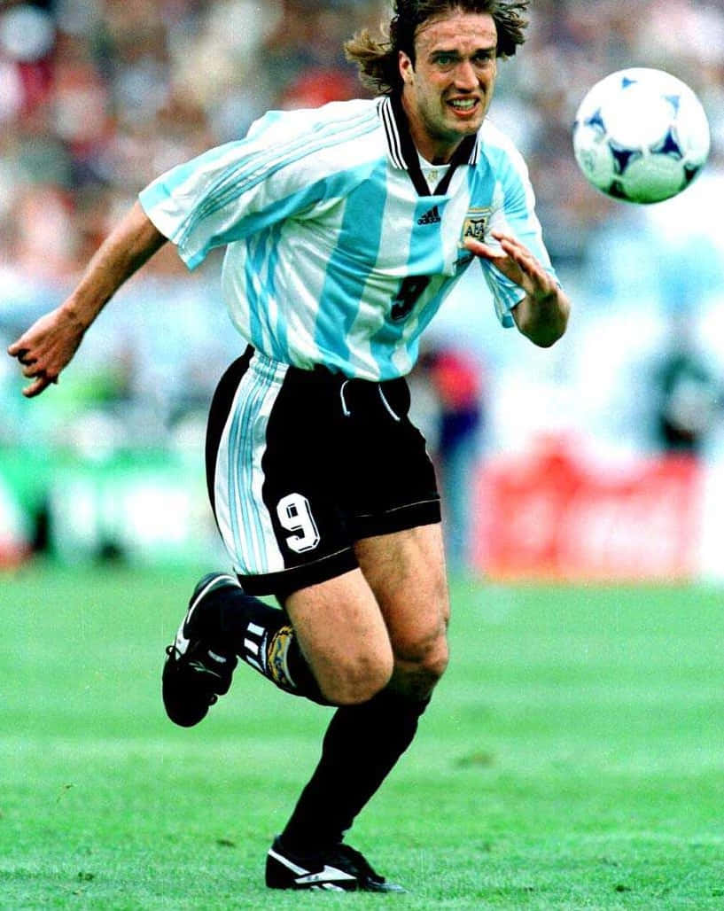 Football Player Gabriel Batistuta Struggling Background