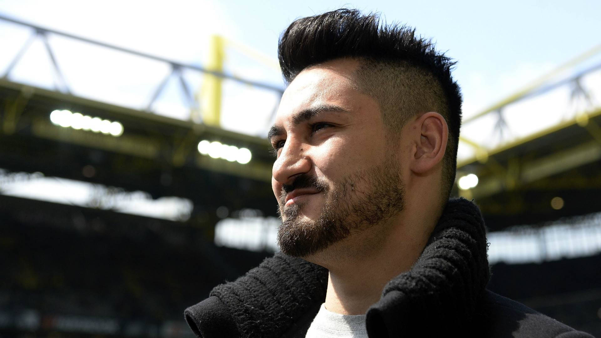 Football Player Ilkay Gundogan Up-close Background