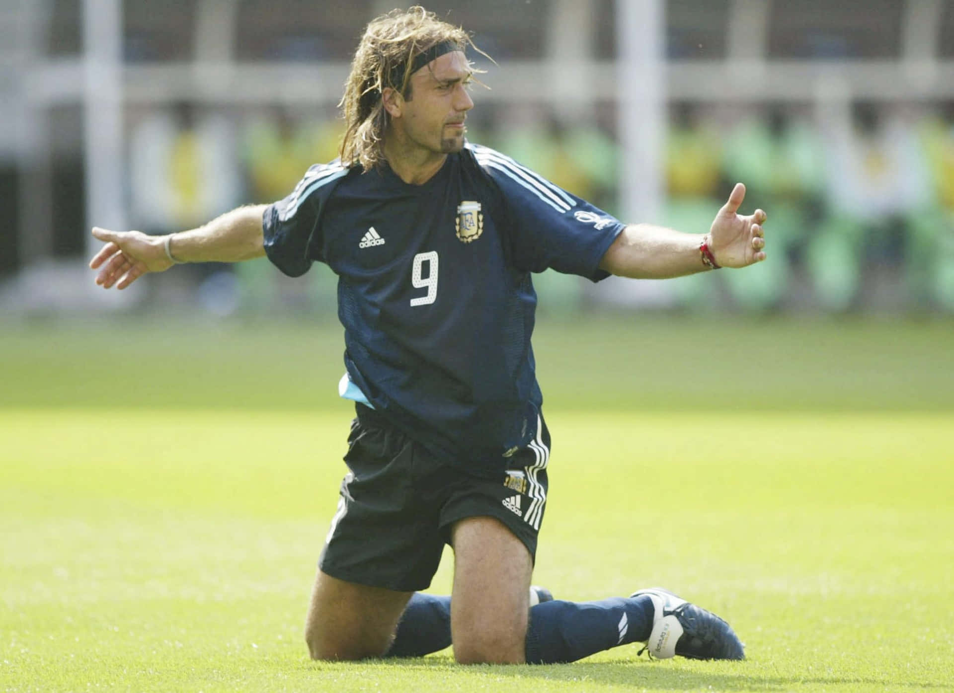 Football Player No. 9 Gabriel Batistuta Kneeling Background