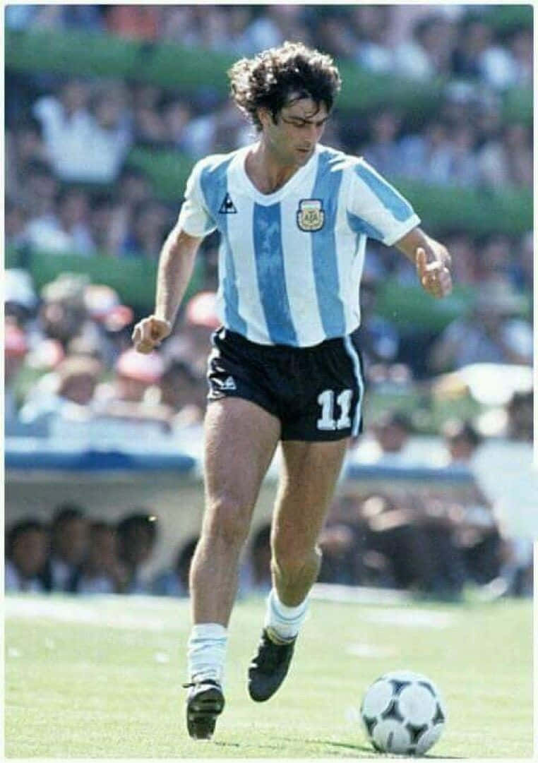 Football Star Athlete Mario Kempes Background