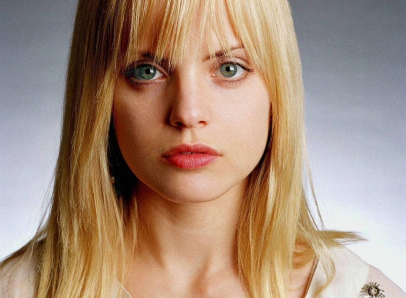 For Image: Mesmerizing Grey-eyed Mena Suvari Background