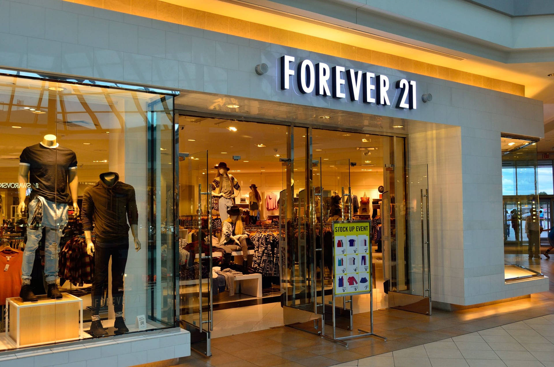 Forever 21 Millennial Trendy Store Background
