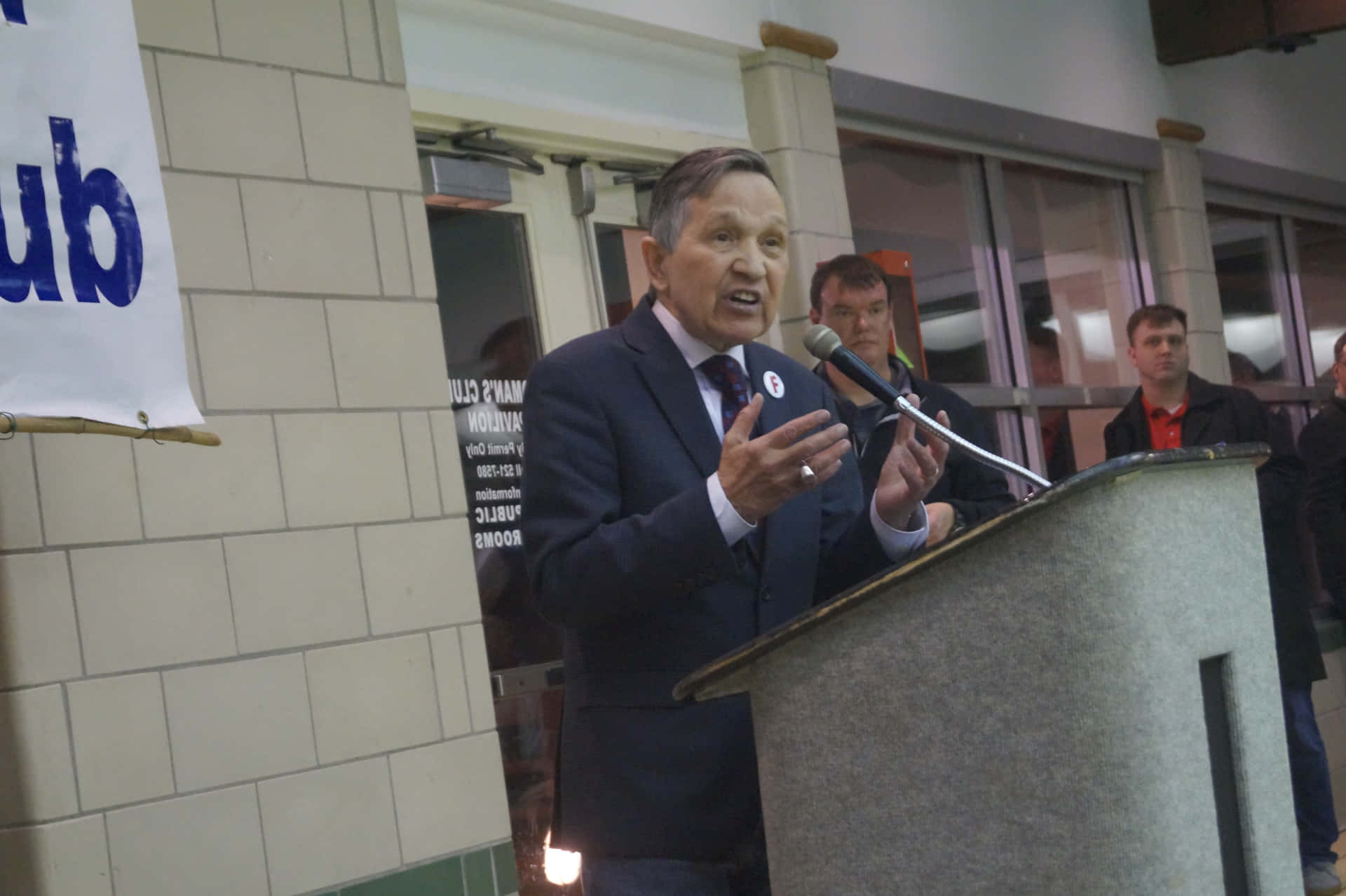Formal Attire Of Dennis Kucinich Background