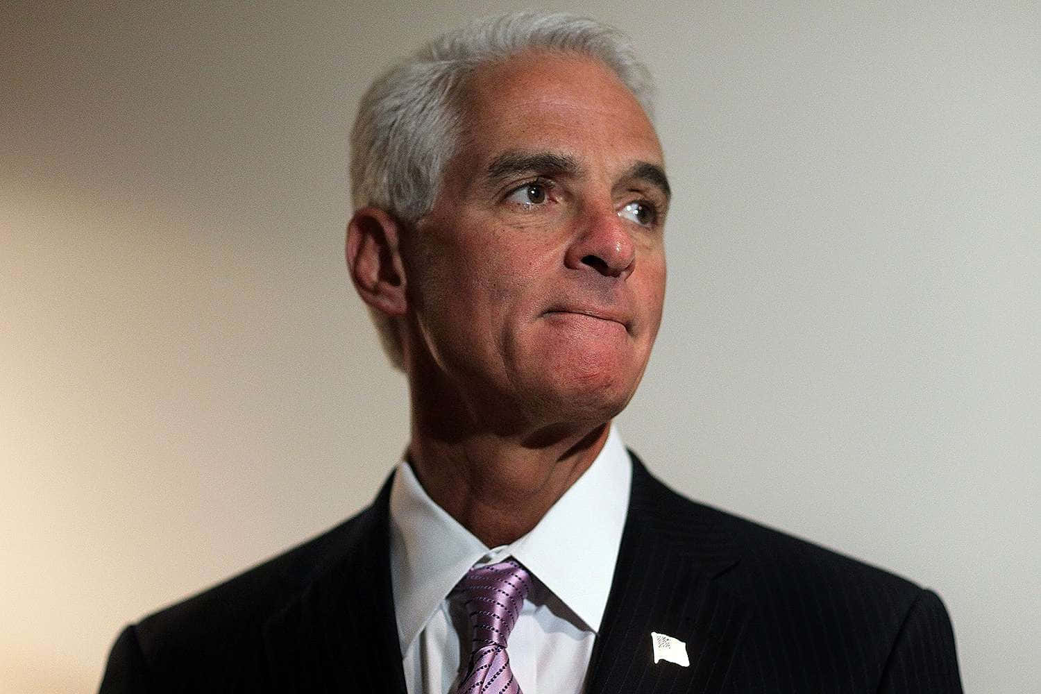 Former Governor Charlie Crist Appearing Worried During A Public Event Background