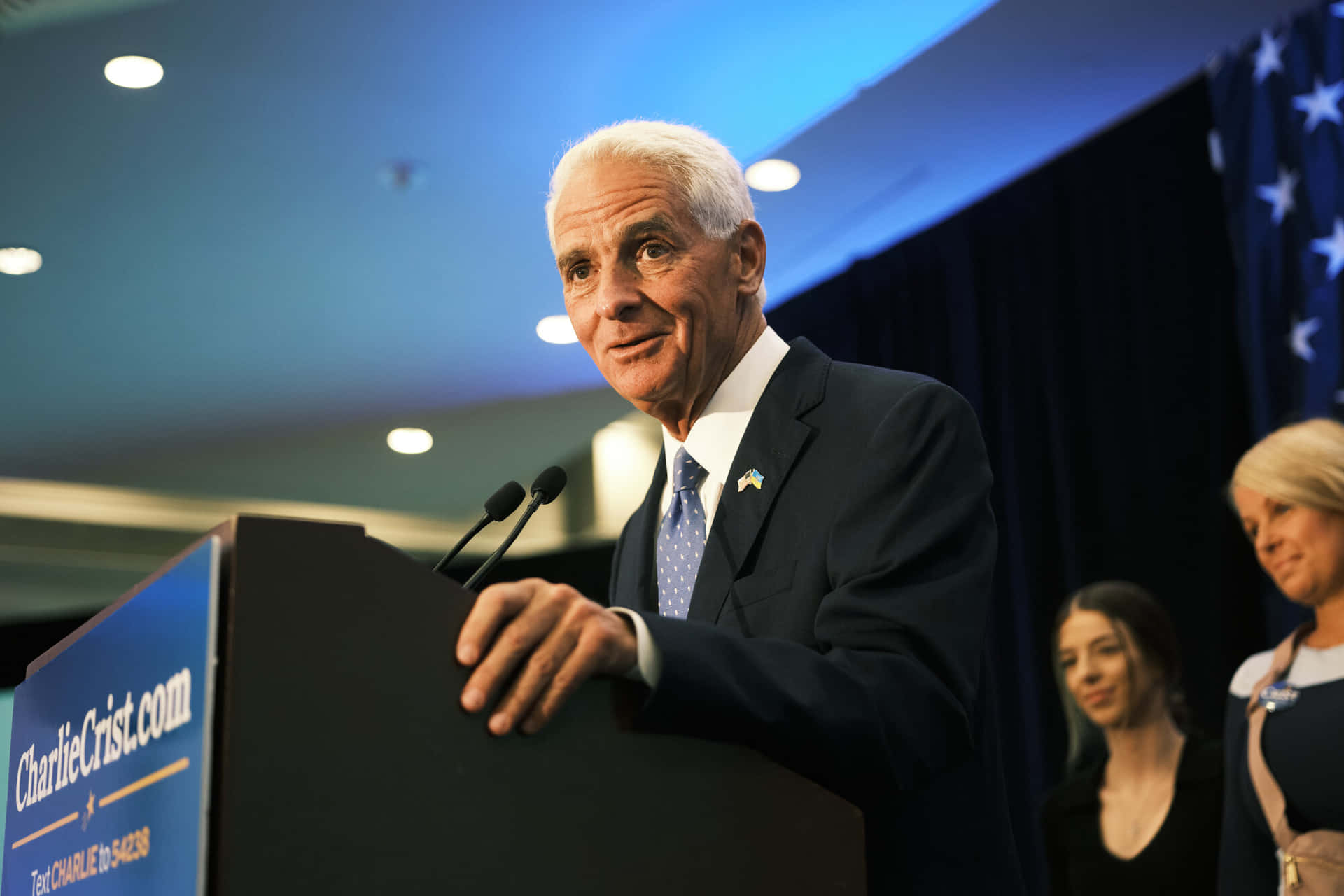 Former Governor Charlie Crist Engaging Audience In Speech Background