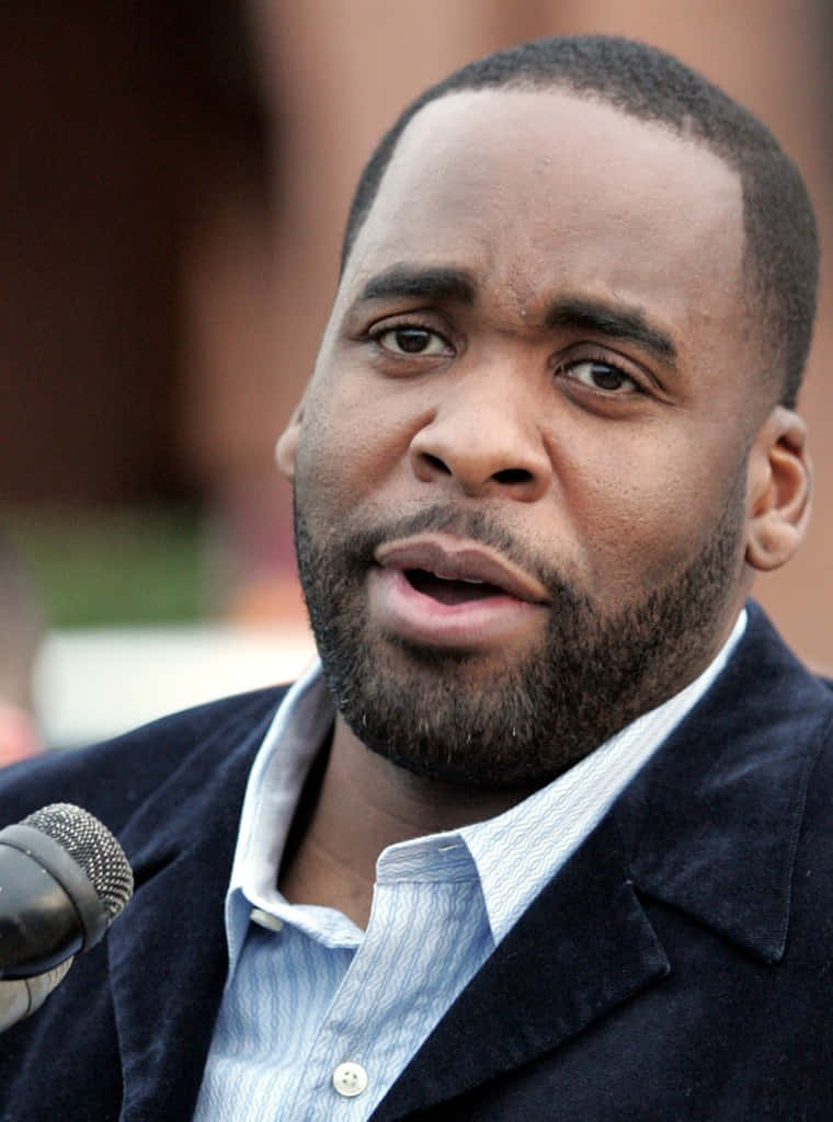 Former Mayor Kwame Kilpatrick Delivering A Speech Background
