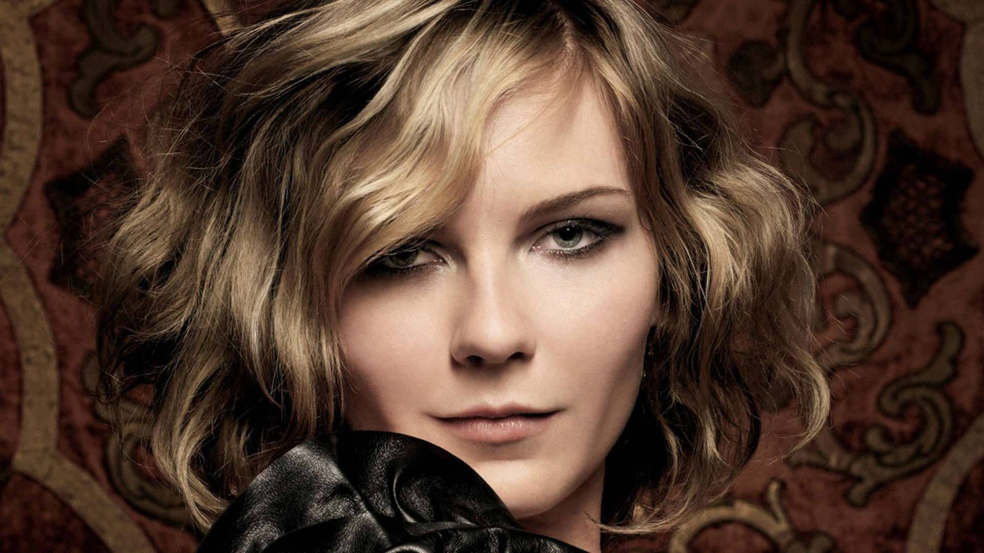 Foxy Actress Kirsten Dunst Background