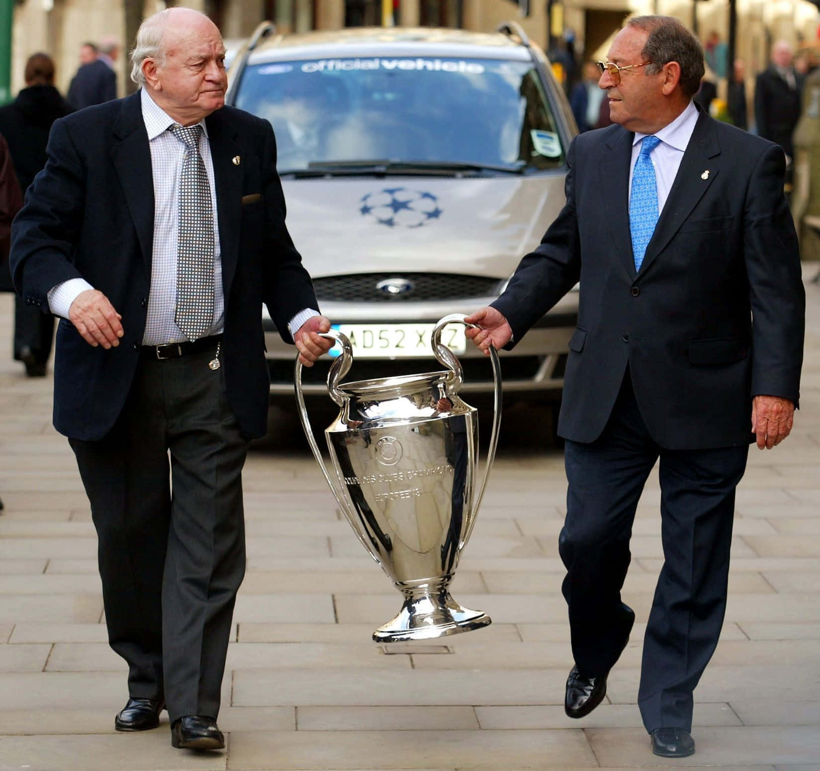 Francisco Gento And Alfredo Di Stéfano Carrying The Uefa Champions League Trophy Background